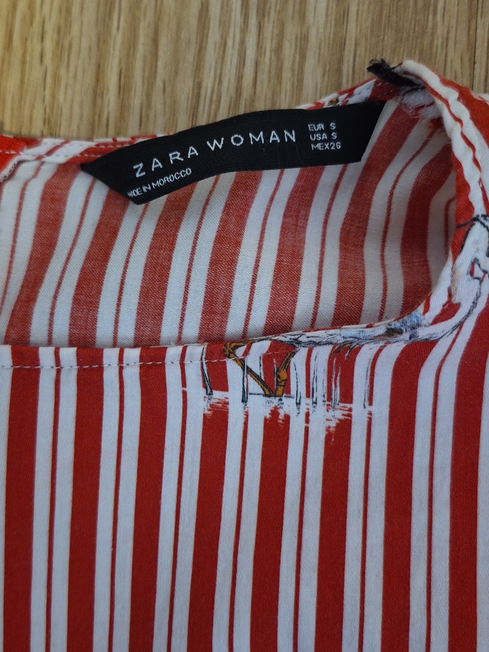 💥5/35 Zara Red and White Striped Bird-Accent Blouse Size S - Picture 3 of 4